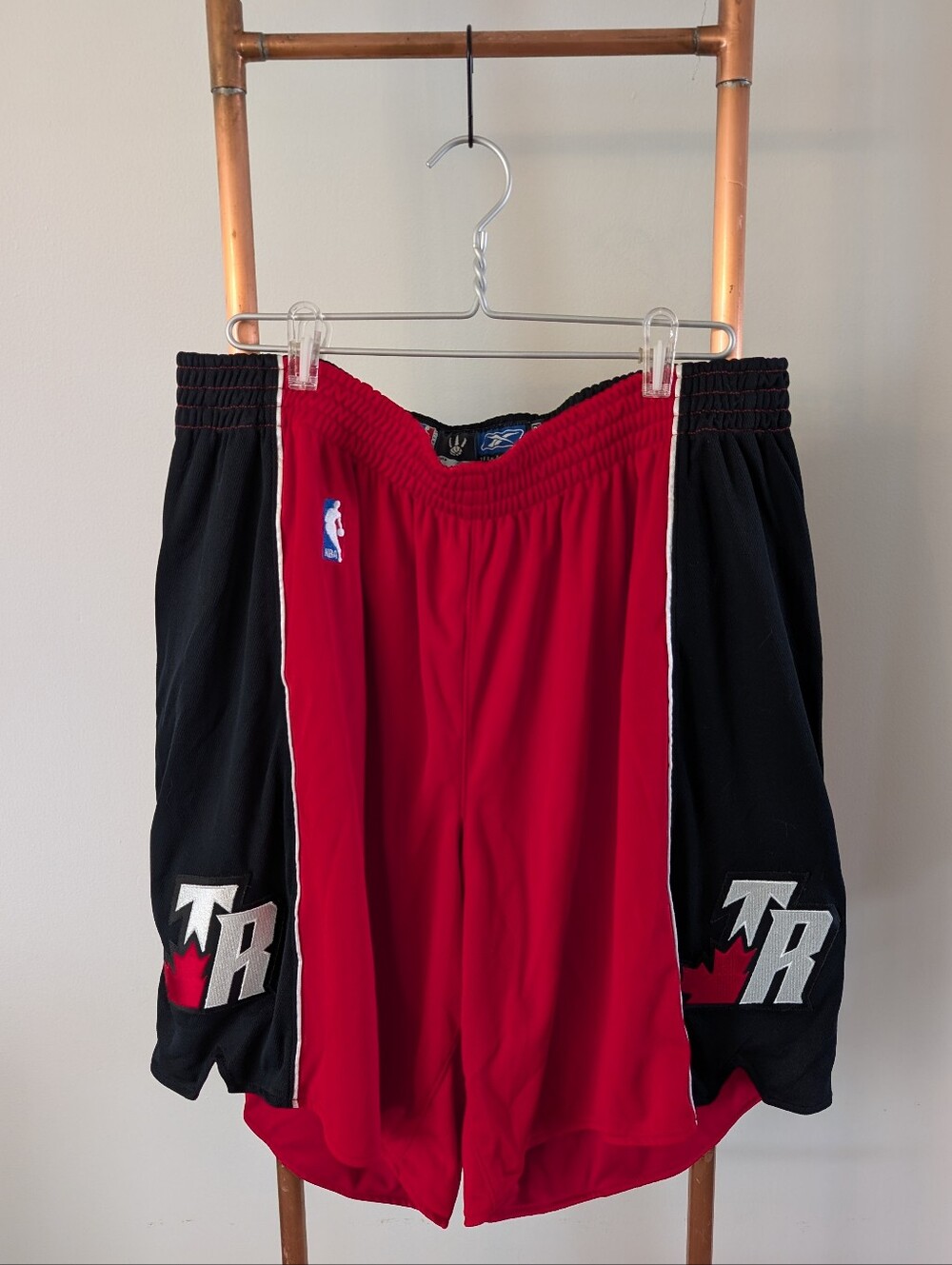 🏀Game worn TORONTO RAPTORS Basketball Shorts. Player: Loren Woods #3🏀2004-2005